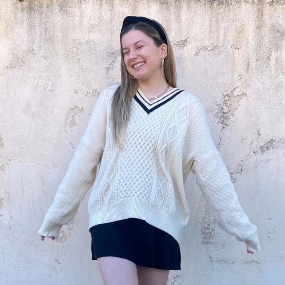 V-Neck Collegiate Cable Knit Black & White Sweater Size: S